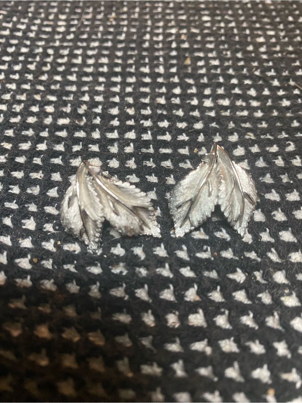 (BB7) Vintage Silver Tone Leaf Shaped Clip On Earrings